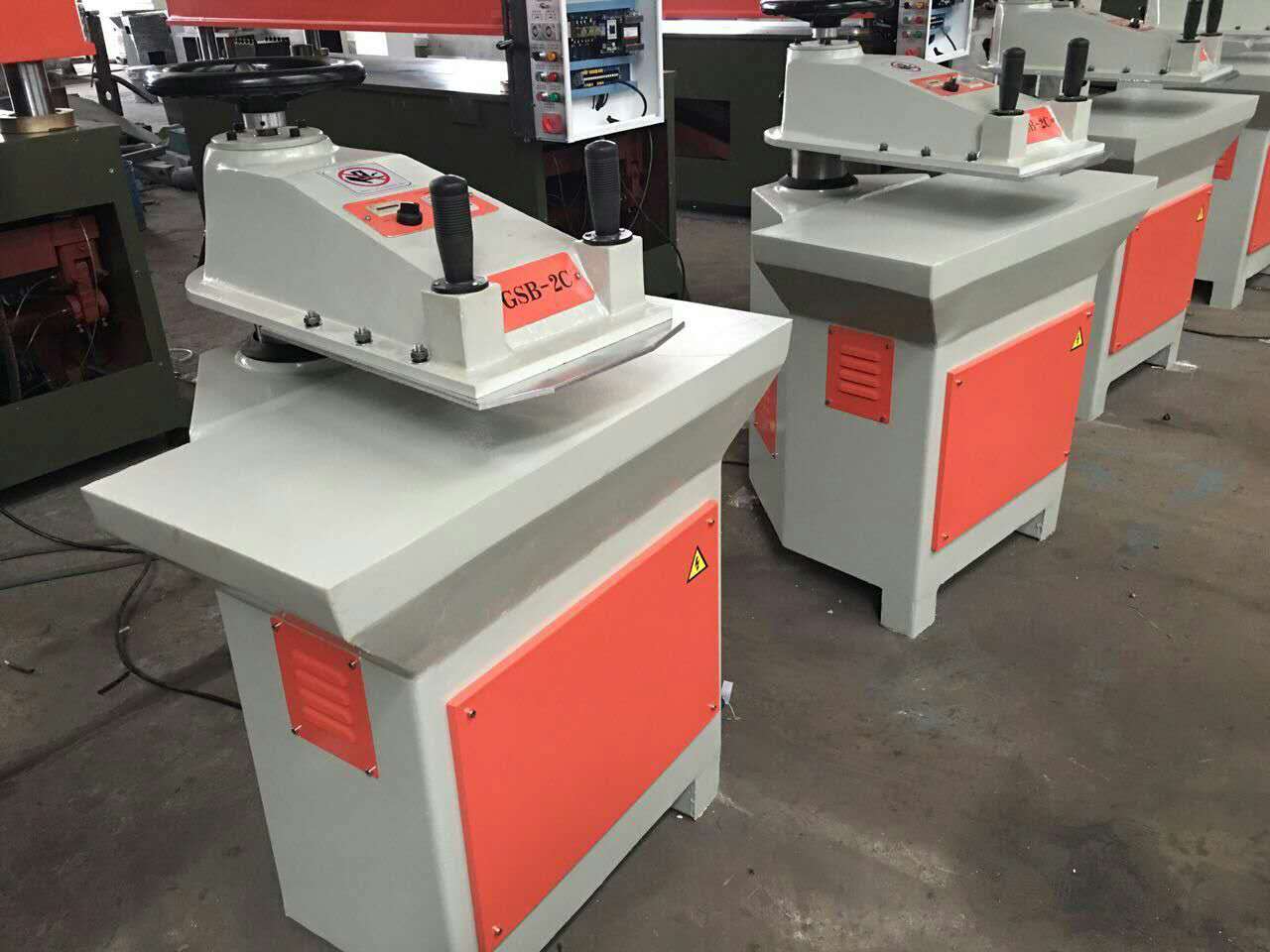 HG-506搖臂裁斷機(jī)出口現(xiàn)場(chǎng)